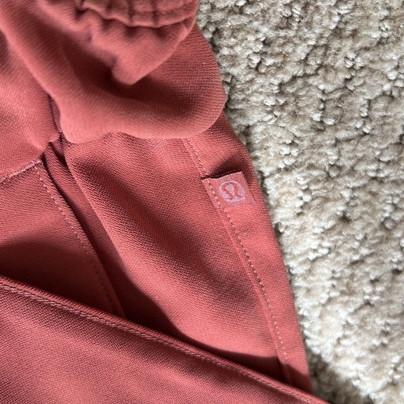 Lululemon Noir Short 5.5" | Size 4 Rustic  Clay - Picture 5 of 7